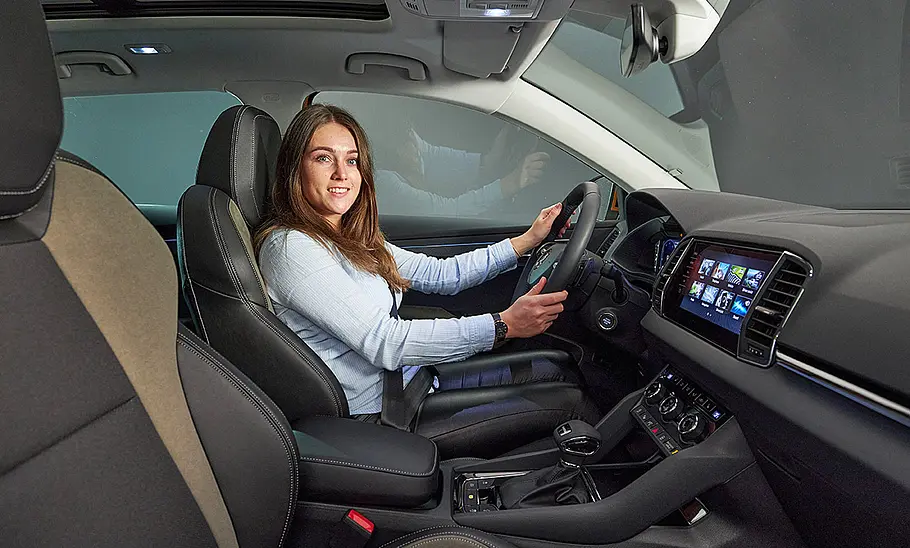 Die Vordersitze im Skoda Karoq Facelift (2021). Mit Leslie Schraut am Steuer.