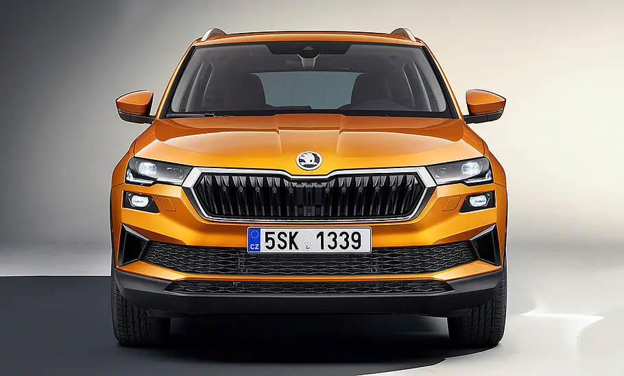 Das Skoda Karoq Facelift (2021) statisch von vorne fotografiert.
