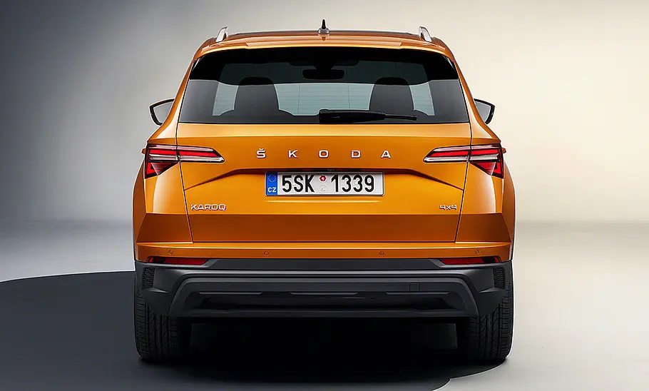 Das Skoda Karoq Facelift (2021) statisch von hinten fotografiert.