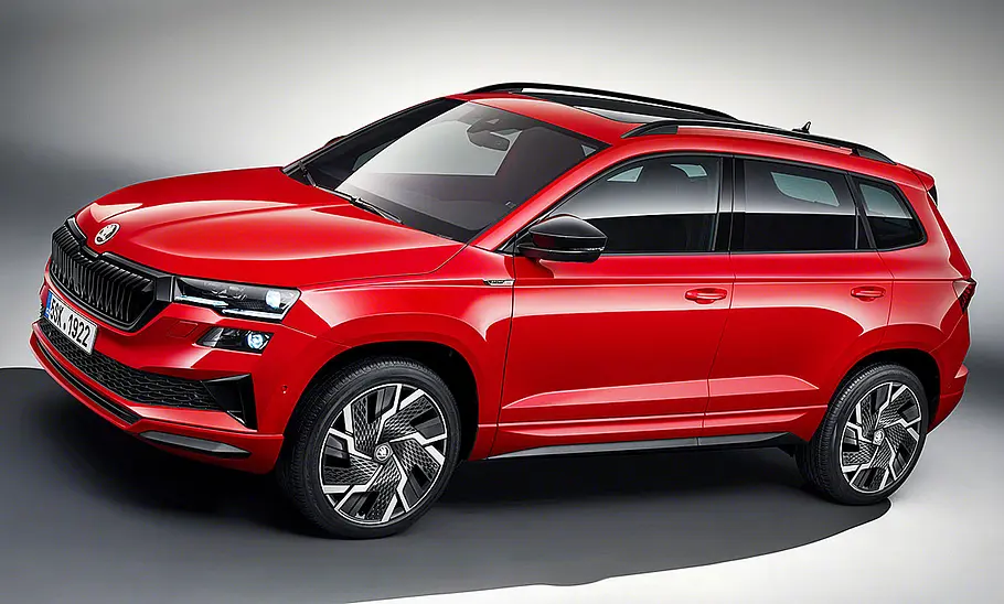 Der Skoda Karoq Sportline (2021) statisch von schräg vorne fotografiert.