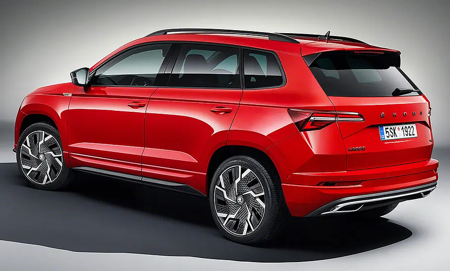 Der Skoda Karoq Sportline (2021) statisch von schräg vorne fotografiert.
