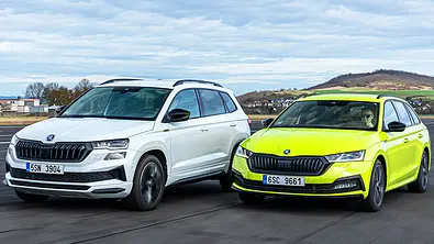 Skoda Karoq (2024) & Skoda Octavia (2024) fahrend, Ansicht von vorne - Foto: Frank Ratering