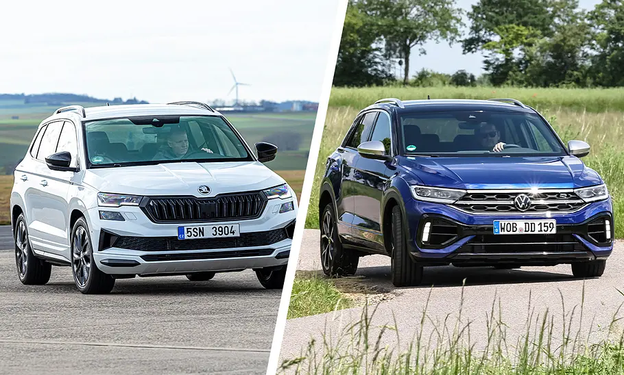 Skoda Karoq und VW T-Roc fahren in eine Kurve. Man sieht ihre Front.