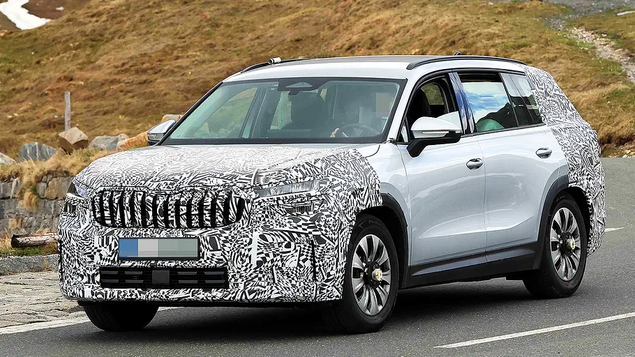 Blick von schräg vorne auf den Erlkönig des Skoda Kodiaq Facelift (2026).