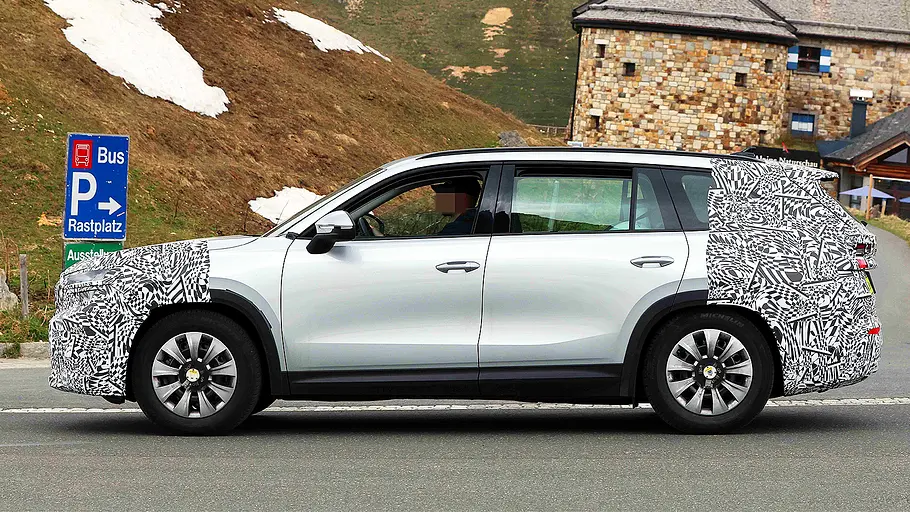 Blick von der Seite auf den Erlkönig des Skoda Kodiaq Facelift (2026).