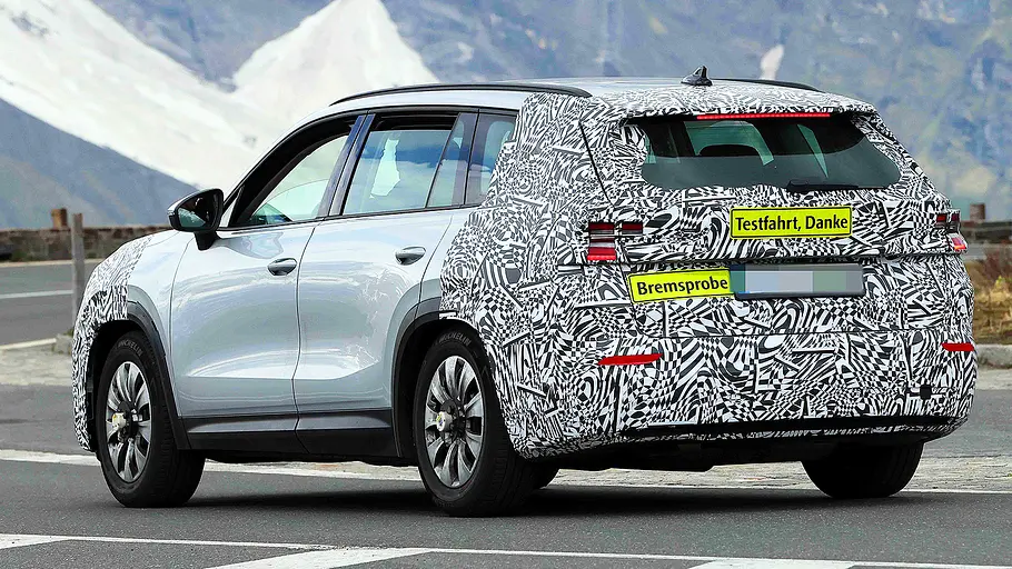 Blick von schräg hinten auf den Erlkönig des Skoda Kodiaq Facelift (2026).