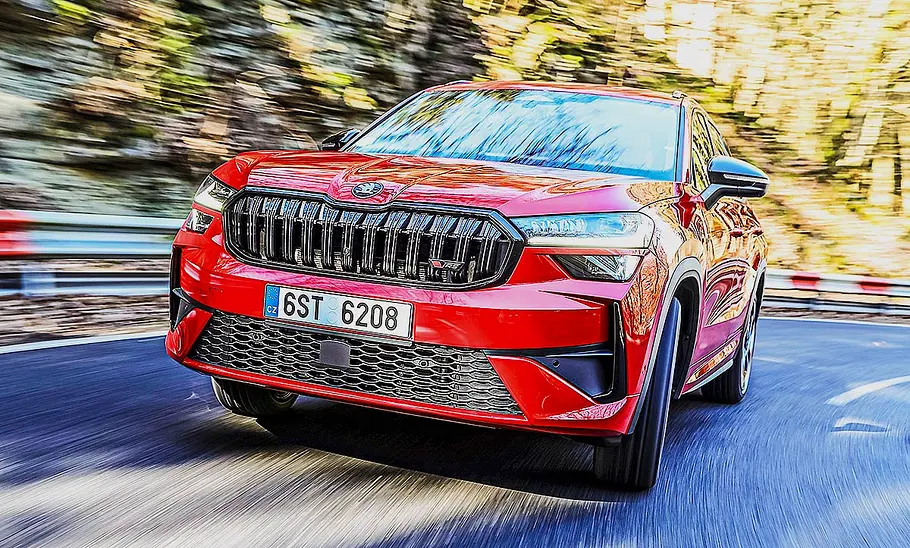 Blick von schräg vorne auf den fahrenden Skoda Kodiaq RS (2025).