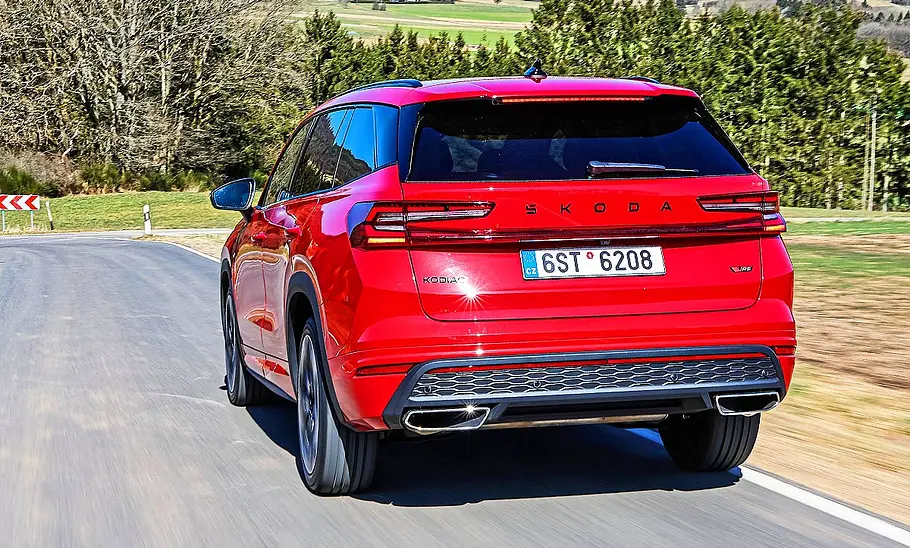 Blick von schräg hinten auf den fahrenden Skoda Kodiaq RS (2025).