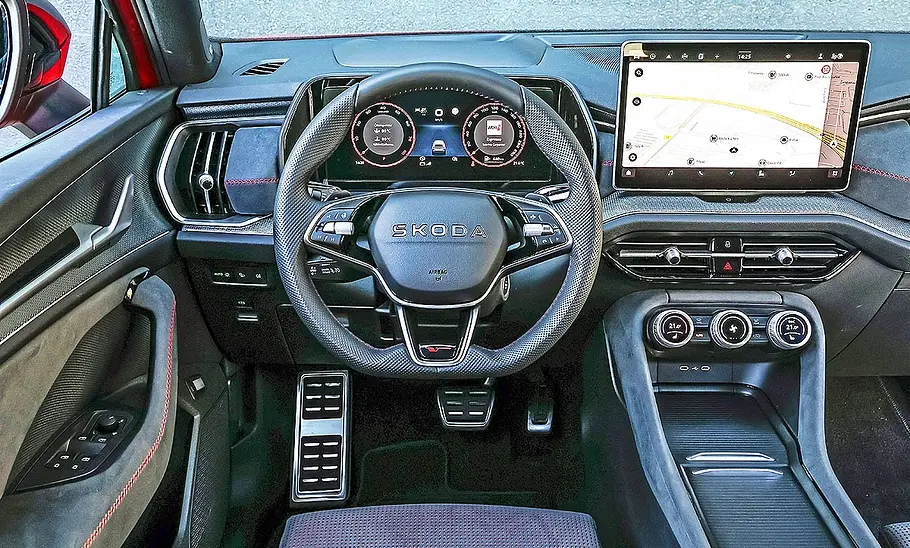 Blick auf die Armaturen im Innenraum des Skoda Kodiaq RS (2025).