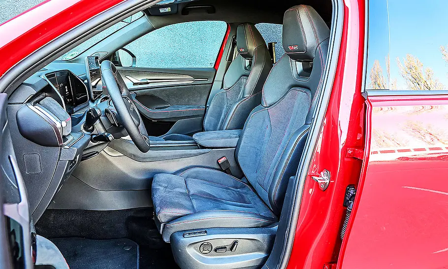 Blick auf die Vordersitze im Innenraum des Skoda Kodiaq RS (2025).