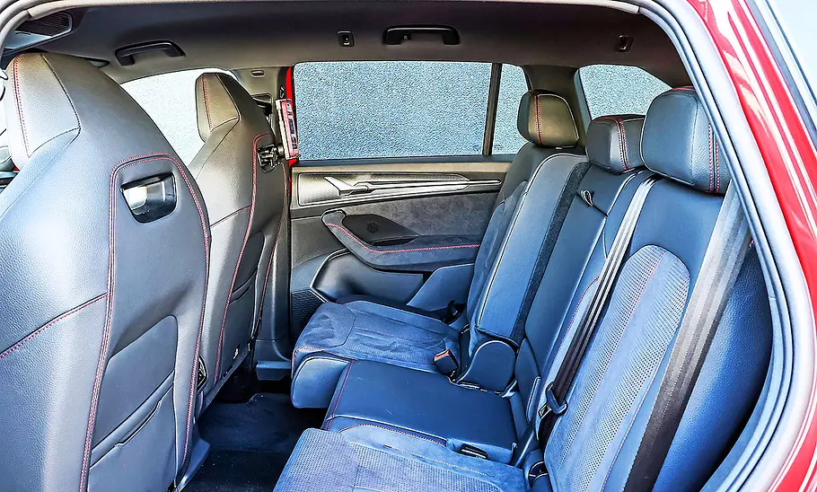 Blick auf die Fondsitze im Innenraum des Skoda Kodiaq RS (2025).