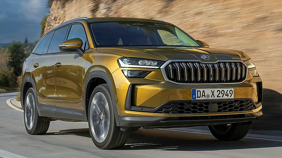 Skoda Kodiaq Der Skoda Kodiaq fährt auf einer Bergstraße, von vorne rechts fotografiert.