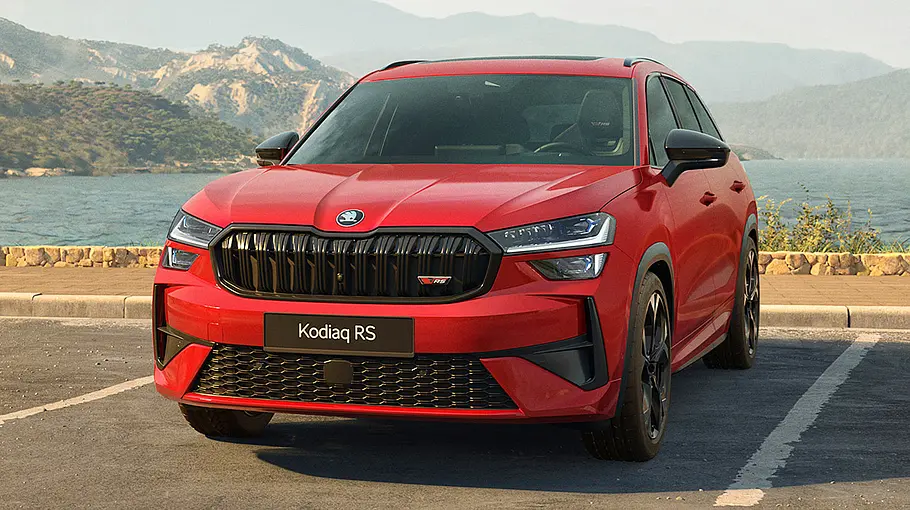 Skoda Kodiaq RS Der Skoda Kodiaq RS steht auf einem Parkplatz, von vorne fotografiert.