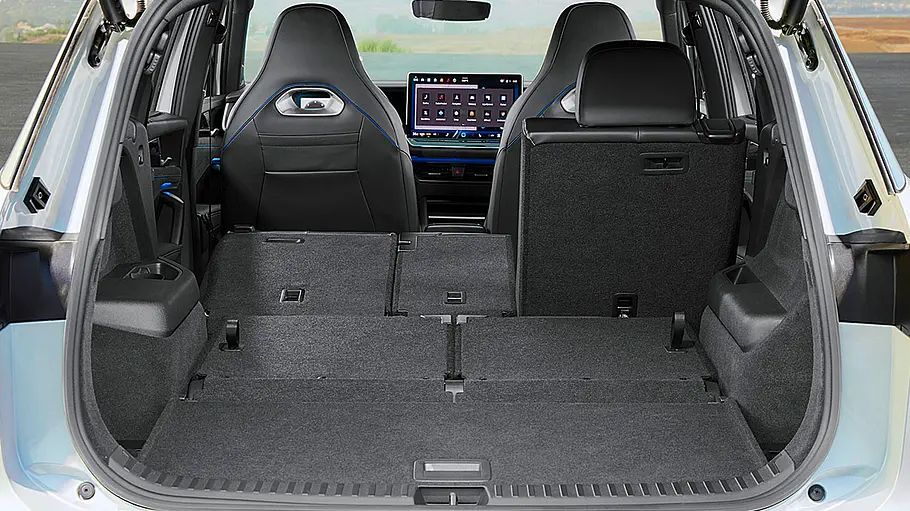 VW Tayron Der Kofferraum des VW Tayron mit teilweise umgeklappten Sitzen.