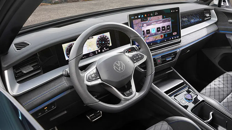 VW Tayron Das Cockpit des VW Tayron (2025) durchs geöffnete linke Fenster fotografiert