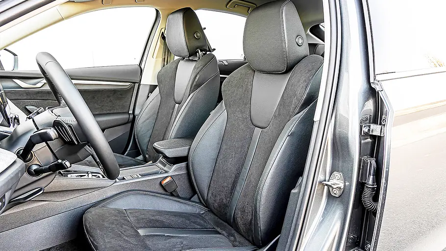 Skoda Octavia Blick auf die Vordersitze im Innenraum des Skoda Octavia.