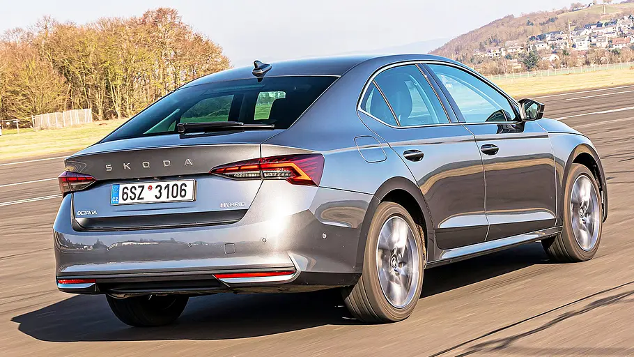 Skoda Octavia Blick von schräg hinten auf den fahrenden Skoda Octavia.