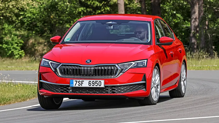 Skoda Octavia 2.0 TSI 4x4 Skoda Octavia 2.0 TSI 4x4 fährt um eine Kurve, Ansicht von vorne.