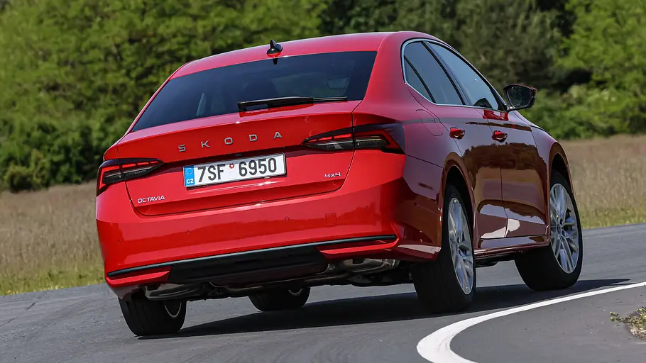 Skoda Octavia 2.0 TSI 4x4 Skoda Octavia 2.0 TSI 4x4 fährt um eine Kurve, Ansicht von hinten.