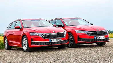 Blick von schräg vorne auf die beiden Kombis Skoda Octavia Combi Mildhybrid und Diesel. - Foto: Daniela Loof