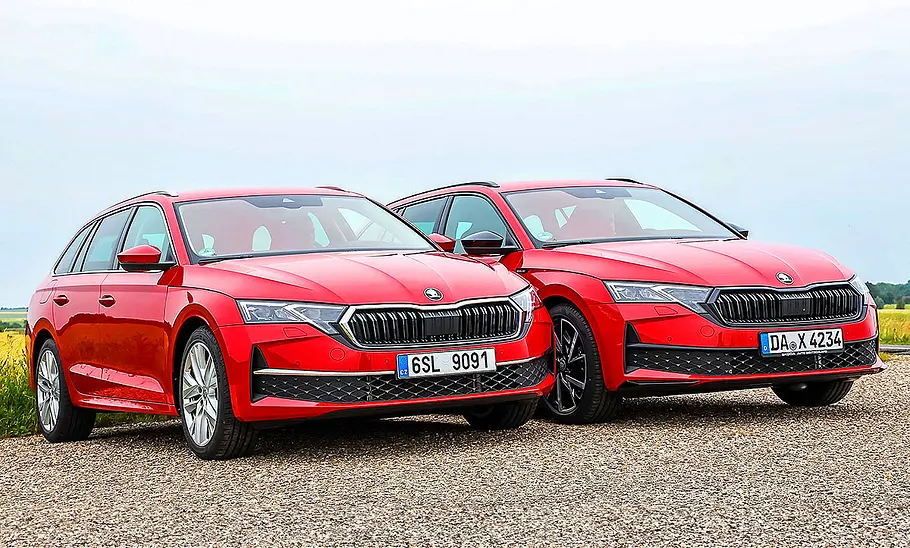 Skoda Octavia Combi Mildhybrid/Diesel Blick von schräg vorne auf die beiden Kombis Skoda Octavia Combi Mildhybrid und Diesel.
