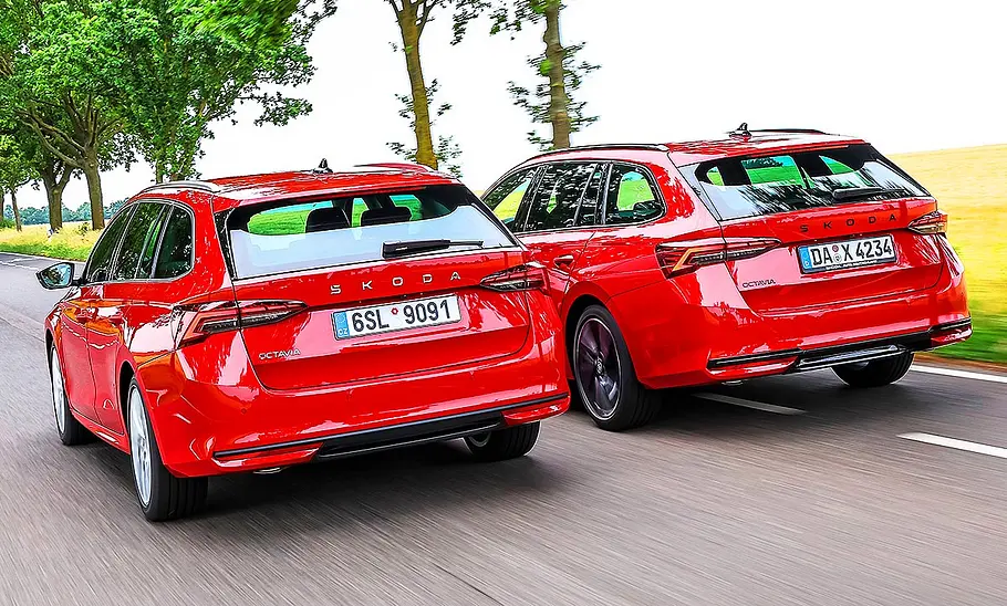 Skoda Octavia Combi Mildhybrid/Diesel Blick von schräg hinten auf die beiden fahrenden Kombis Skoda Octavia Combi Mildhybrid und Diesel.
