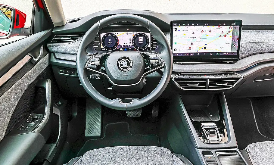 Skoda Octavia Combi Mildhybrid Blick auf die Armaturen im Innenraum des Skoda Octavia Combi Mildhybrid.