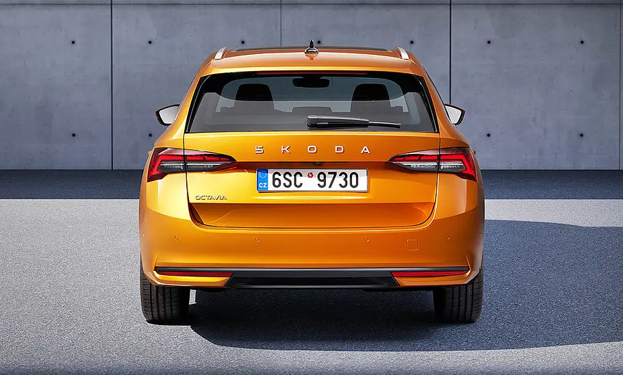 Skoda Octavia Combi Facelift (2024) Das Skoda Octavia Combi Facelift (2024) von hinten fotografiert.