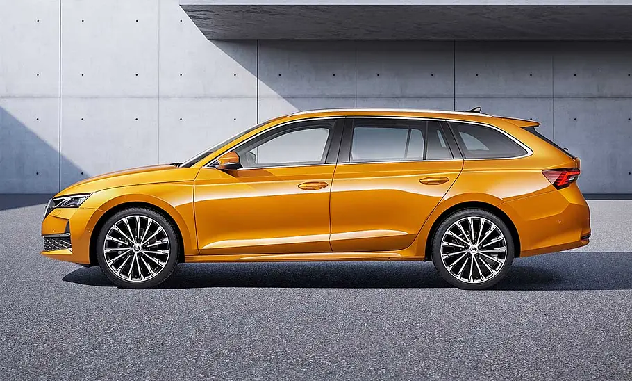 Skoda Octavia Combi Facelift (2024) Das Skoda Octavia Combi Facelift (2024) von der Seite fotografiert.