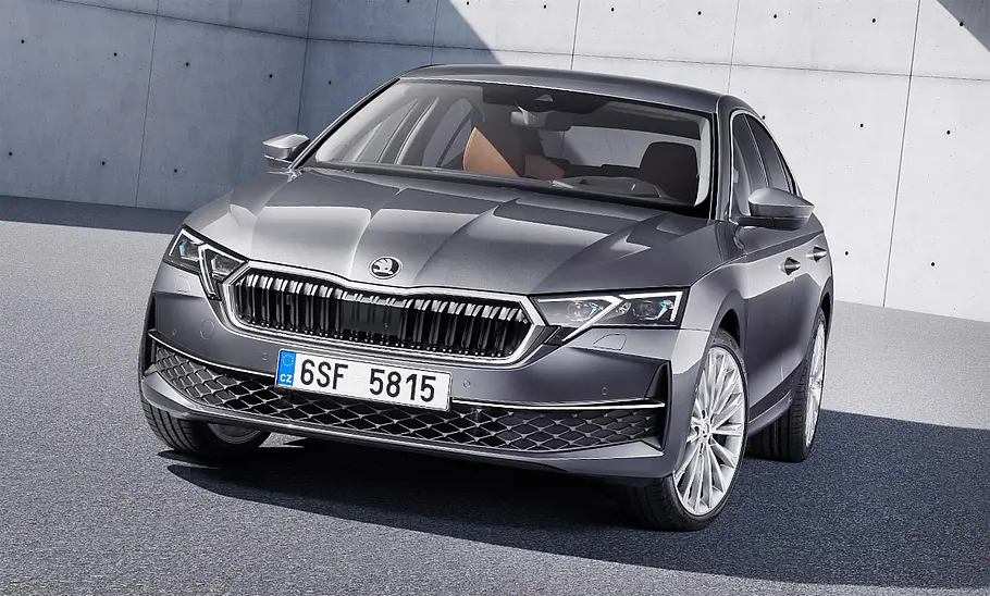 Skoda Octavia Facelift (2024) Das Skoda Octavia Facelift (2024) von schräg vorne fotografiert.
