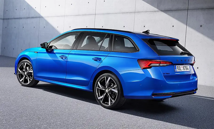 Skoda Octavia Combi Sportline Facelift (2024) Das Skoda Octavia Combi Sportline Facelift (2024) von schräg hinten fotografiert.