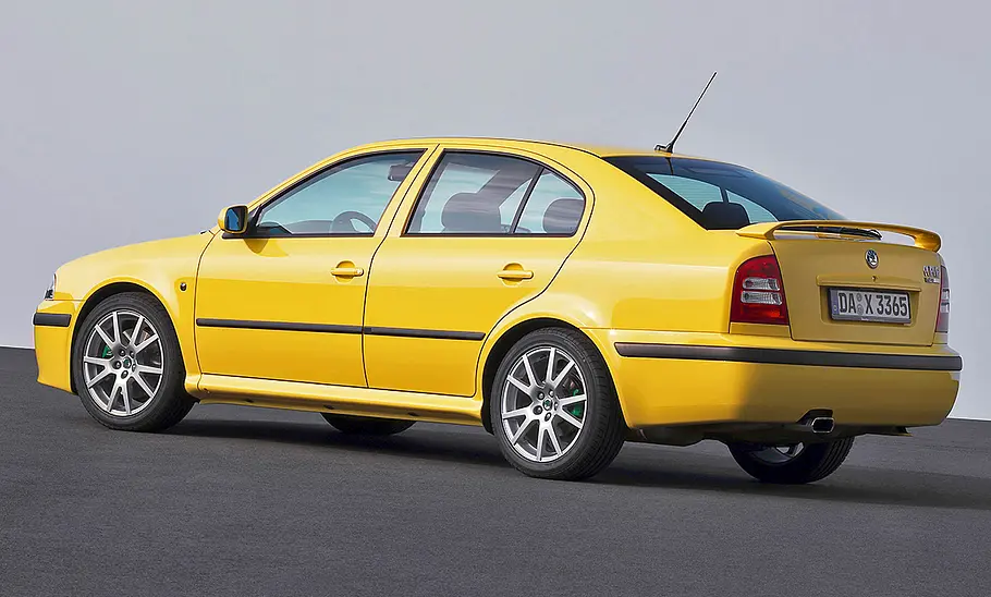 Der Skoda Octavia RS stehend von schräg hinten.