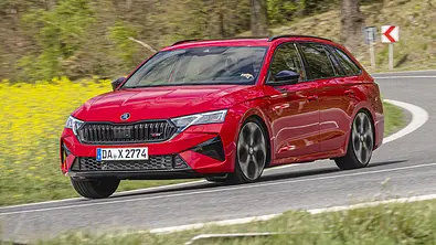 Skoda Octavia RS Combi Facelift fahren von vorne. - Foto: Skoda