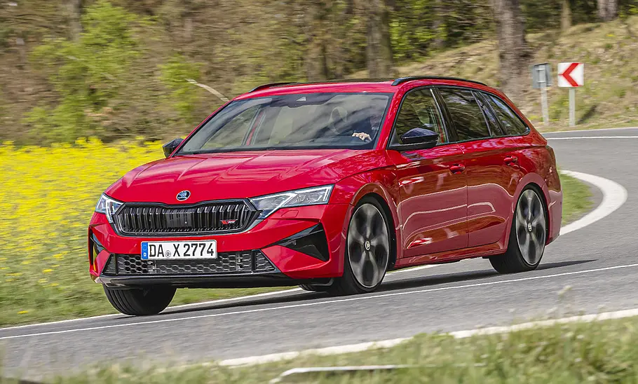 Skoda Octavia RS Combi Facelift (2024) Skoda Octavia RS Combi Facelift fahren von vorne.