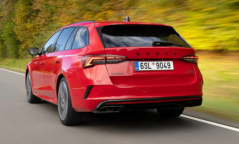 Skoda Octavia RS Combi Facelift (2024) Der Skoda Octavia RS Combi Facelift fahrend von hinten.