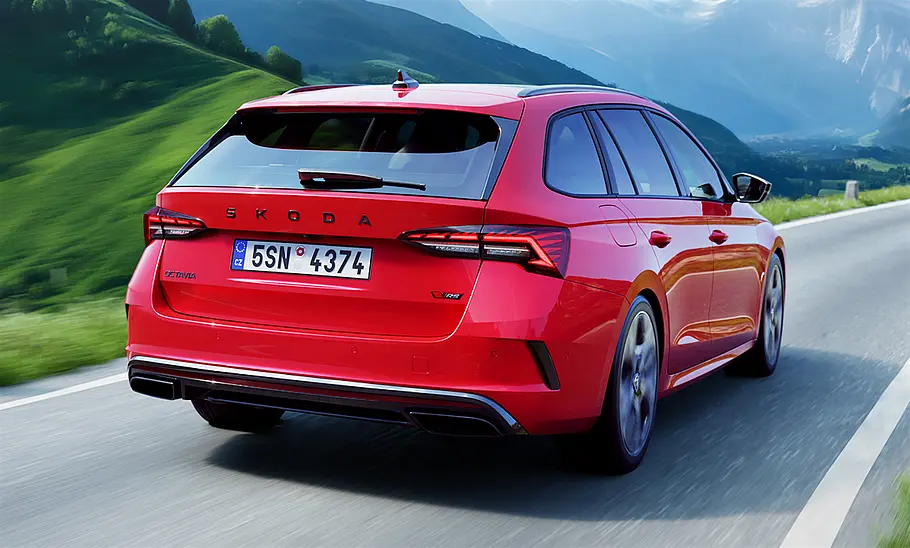 Skoda Octavia RS Combi Facelift (2024) Das Skoda Octavia RS Combi Facelift (2024) von schräg hinten fotografiert.