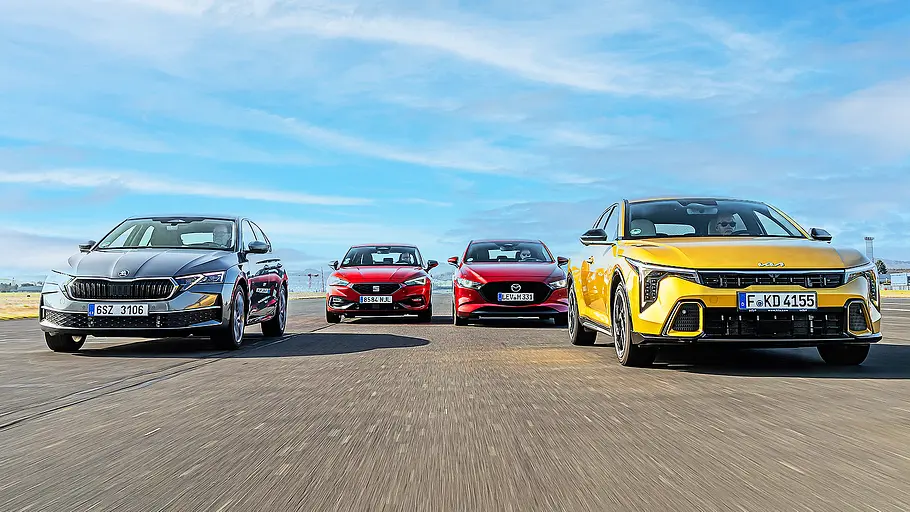Skoda Octavia/Seat Leon/Mazda3/Kia K4 Blick von vorne auf die vier fahrenden Kompakten Skoda Octavia, Seat Leon, Mazda3 und Kia K4.