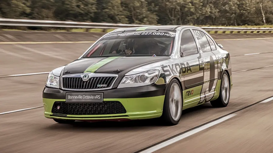 Der Skoda Octavia vRS Bonneville fahrend von schräg vorne.