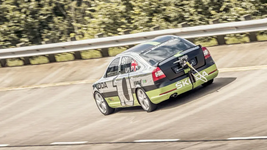 Der Skoda Octavia vRS Bonneville fahrend von hinten.