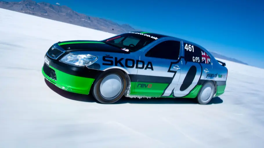 Der Skoda Octavia vRS Bonneville fahrend von hinten.
