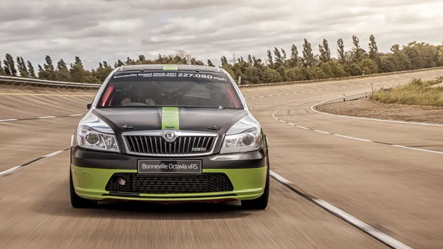 Der Skoda Octavia vRS Bonneville fahrend in der frontalen Ansicht.