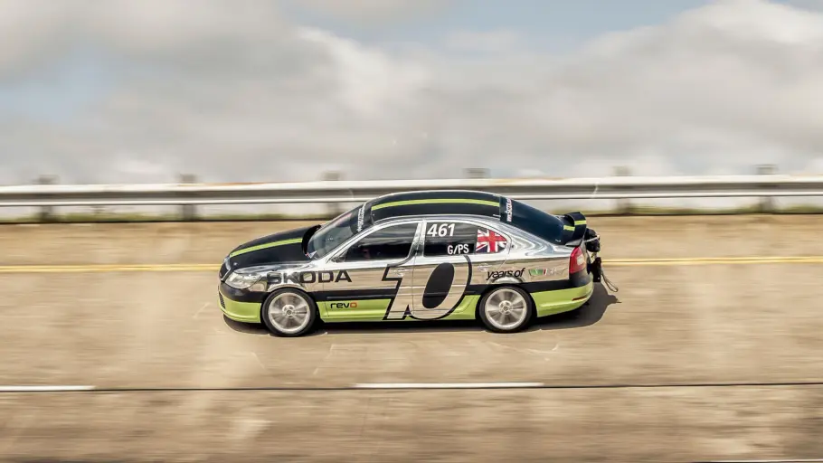 Der Skoda Octavia vRS Bonneville fahrend in der Seitenansicht.