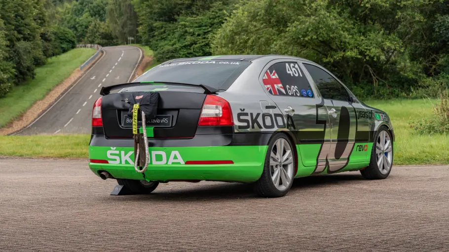 Der Skoda Octavia vRS Bonneville stehend von hinten.
