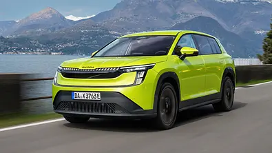 Der Skoda Peaq fahrend von schräg vorne abgebildet und virtuell enttarnt. - Foto: Avarvarii