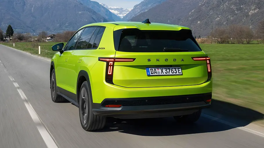 Skoda Peaq Der Skoda Peaq fahrend von schräg hinten abgebildet und virtuell enttarnt.