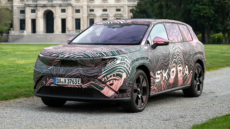 Skoda Peaq Der Skoda Peaq stehend von schräg vorne abgebildet und getarnt.