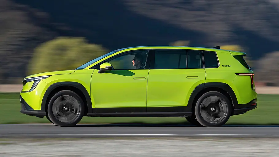 Skoda Peaq Der Skoda Peaq fahrend von der Seite abgebildet und virtuell enttarnt.