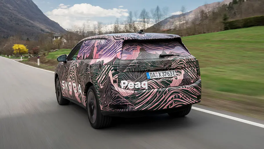Skoda Peaq Der Skoda Peaq fahrend von schräg hinten abgebildet und getarnt.