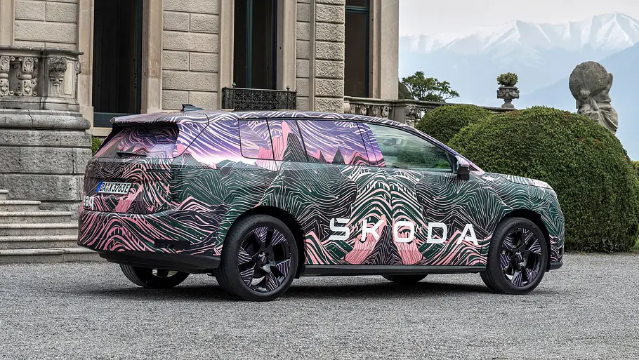 Skoda Peaq Der Skoda Peaq stehend von schräg hinten abgebildet und getarnt.