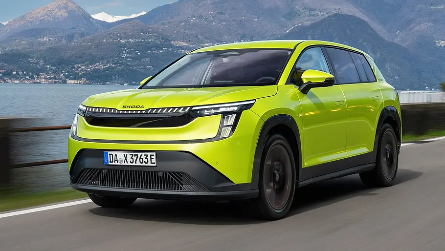 Der Skoda Peaq fahrend von vorn gezeigt und virtuell enttarnt.